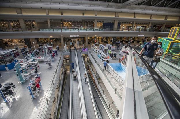 Los centros comerciales marcan el recorrido con flechas para mantener las distancias