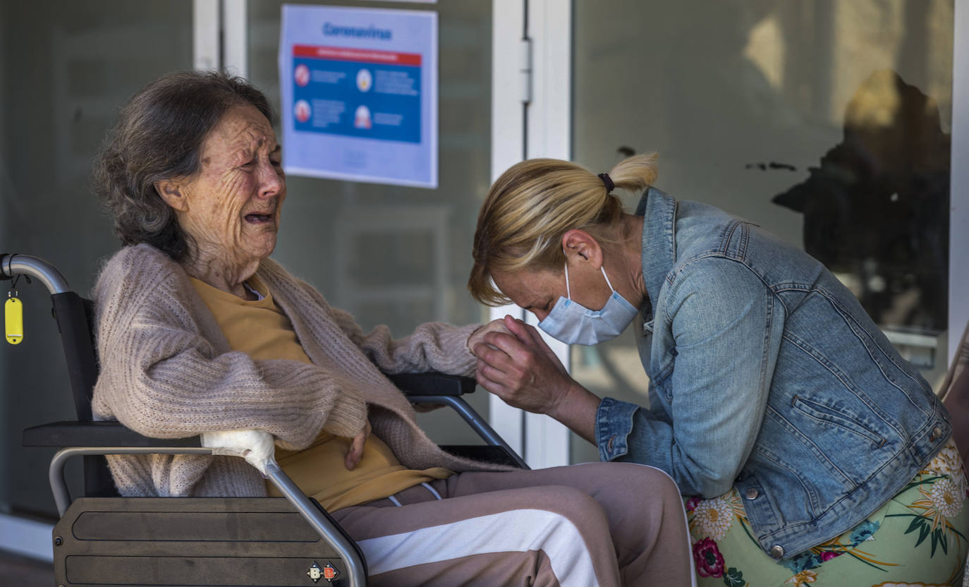 Reencuentros en las residencias de mayores el día de su reapertura