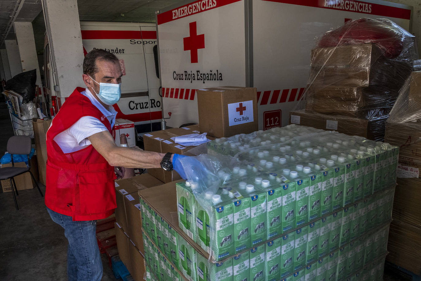 Aumentan las colas para conseguir comida y productos básicos en Cantabria