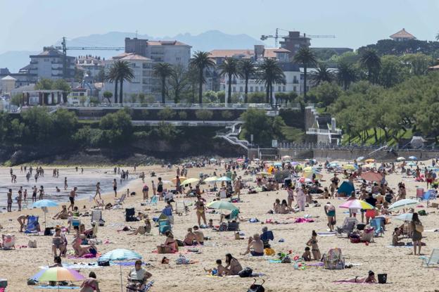 Playas llenas con dos metros entre toallas