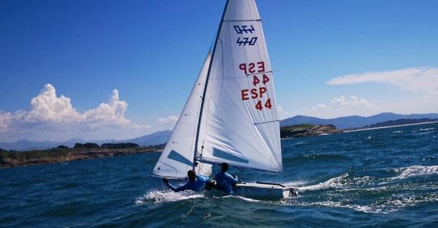 Los olímpicos se echan al agua en la bahía de Santander