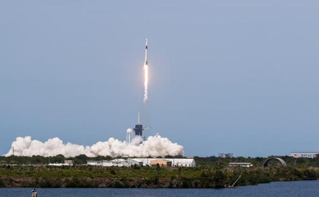 Dos astronautas parten a la Estación Espacial en una Crew Dragon de SpaceX