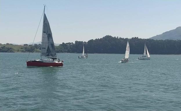 Celebrada en aguas de la Bahía la Travesía El Pendo de cruceros de vela