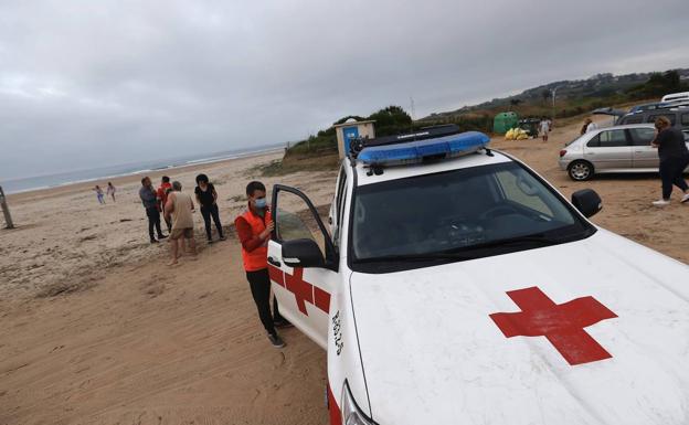 Dos bomberos salvan la vida de un joven de 15 años que se estaba ahogando en Oyambre