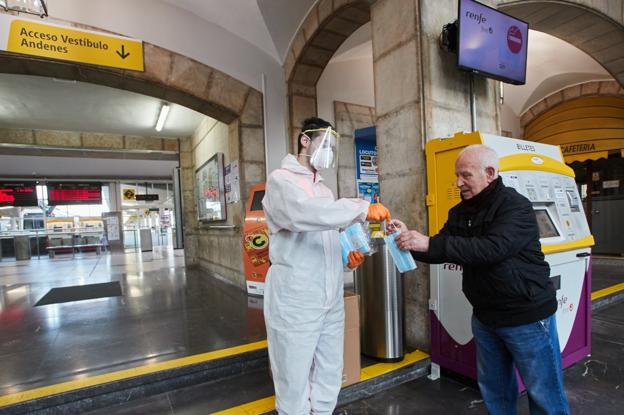 Los ecologistas piden al Gobierno que tome medidas para evitar vertidos de guantes y mascarillas