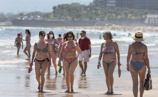 Cruz Roja comienza este fin de semana el servicio de socorrismo en 50 playas cántabras, con tareas extra por el coronavirus