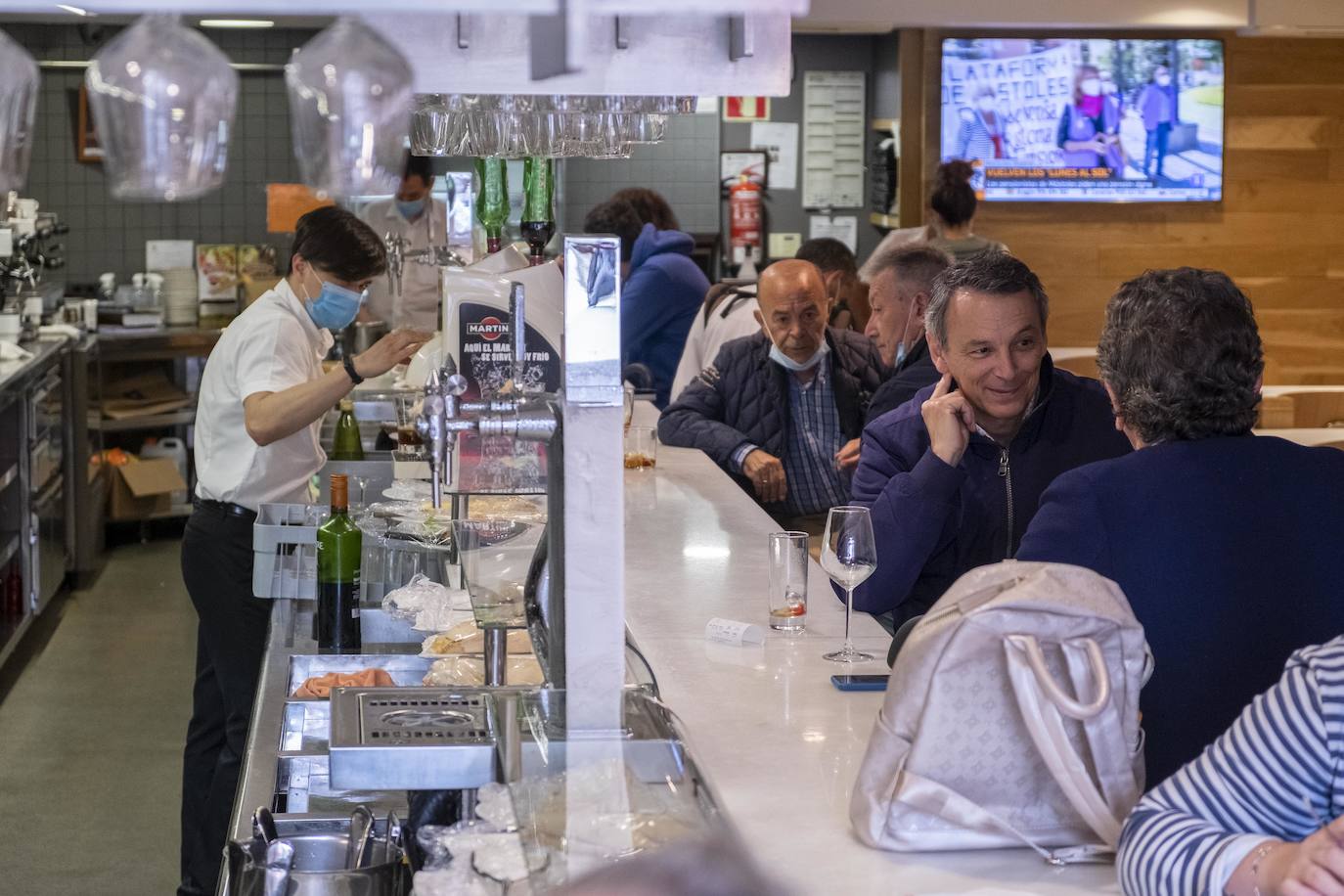 Las barras de los bares vuelven a poblarse