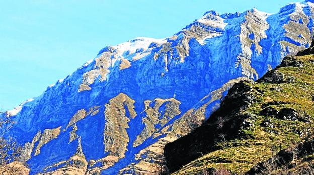 Vega de Pas adjudica en 15.700 euros la primera de las tres vías ferratas de Castro Valnera