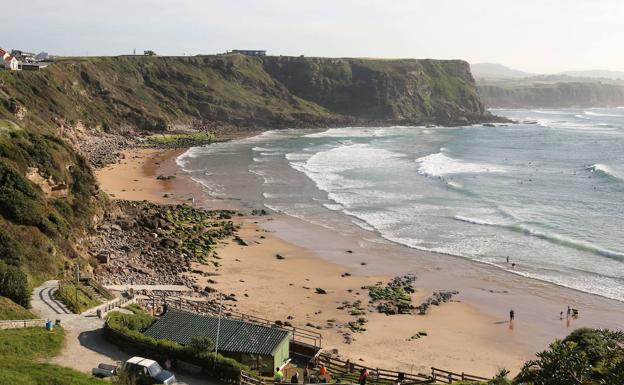 Once playas cántabras lucirán este verano la 'Bandera azul', las mismas que el año pasado