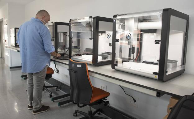 El nuevo súper robot de Valdecilla es capaz de procesar 2.400 pruebas PCR diarias