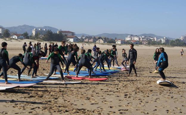 El Gobierno de Cantabria ofrece este verano 200 plazas de ocio y deporte para jóvenes