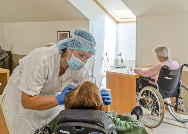 Sólo quedan siete pacientes con covid en dos residencias de mayores de Cantabria