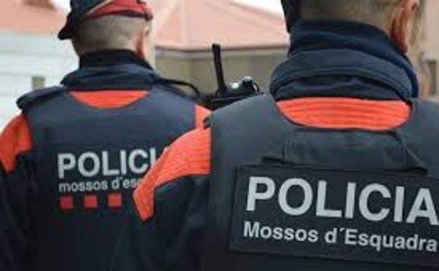 Un juez investiga a seis mossos por una agresión racista: «Mono, negro de mierda»