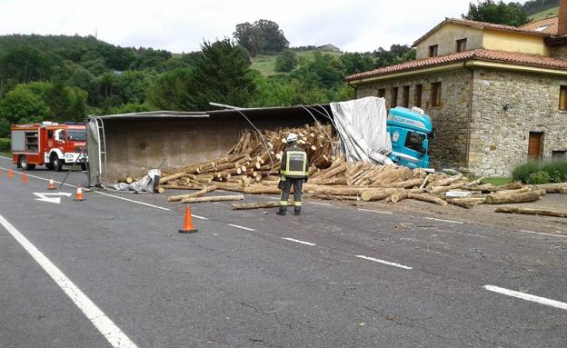 Un camión se sale de la vía en Hazas de Cesto y pierde la carga de madera en la carretera