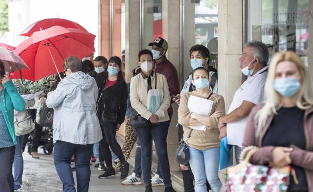 Colas en las oficinas municipales por los protocolos de seguridad ante el covid