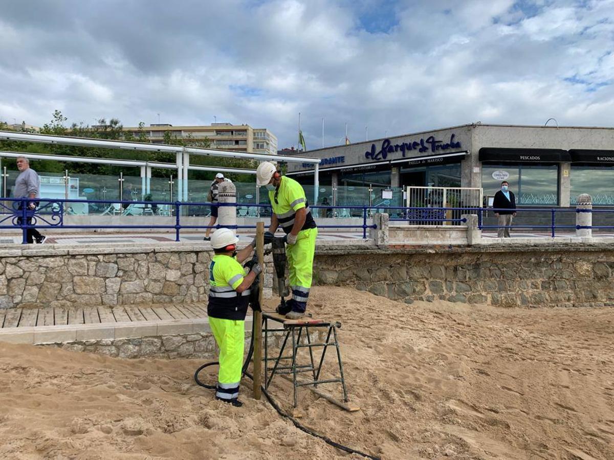 Operarios montan en El Sardinero el nuevo sistema de pasillos