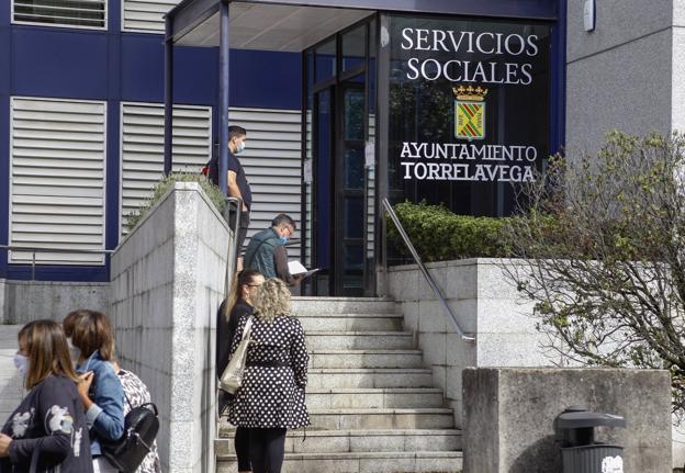 Colas en Torrelavega para pedir la ayuda del 'cheque resistencia'