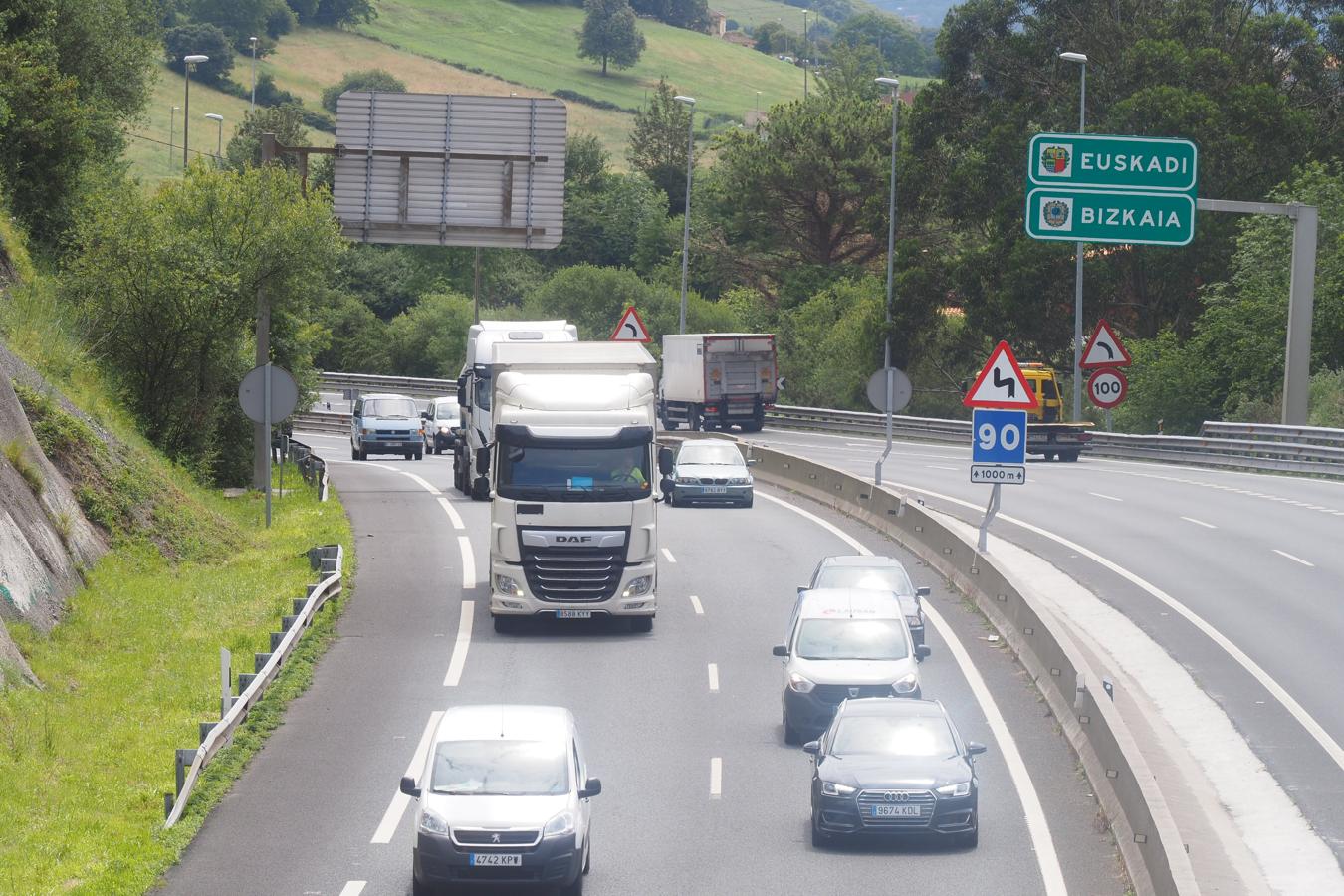 Tráfico en la A-8 tras recuperarse el libre tránsito entre Cantabria y el País Vasco