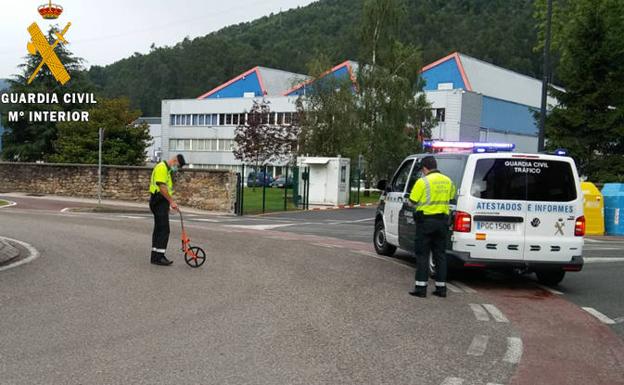 Un conductor atropelló a un motorista en Cartes y le dejó herido grave en la carretera