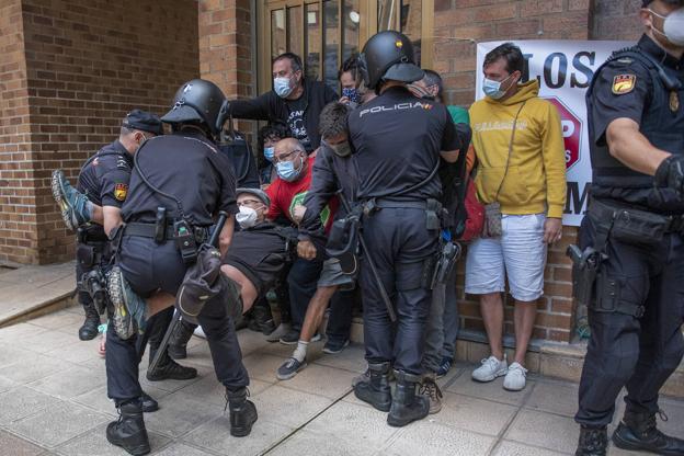 «Estaba aterrada, se pusieron a dar golpes y pensé que iban entrar»