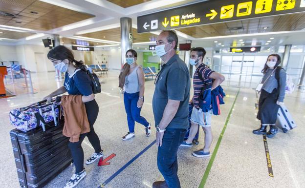 La llegada esta mañana del vuelo de Valencia recupera la actividad comercial del Seve Ballesteros