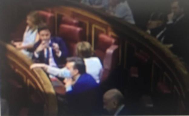 Casares y Faneca se hacen fotos en el Congreso durante la sesión de control al Gobierno, algo que prohíbe la normativa