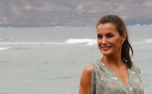 La reina Letizia comienza la gira de visitas por España con un look 'low-cost'