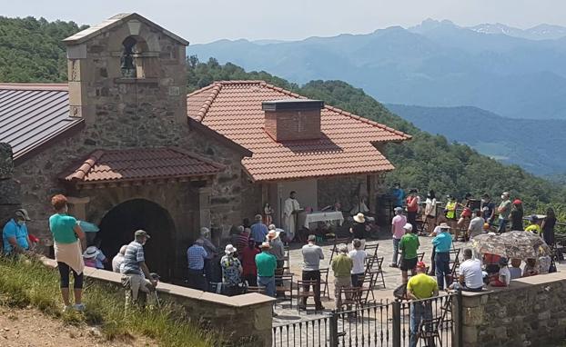 Un centenar de devotos celebran San Juan en el santuario de la Virgen de la Luz