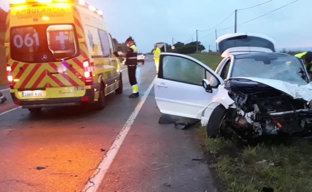 Una joven de 22 años se encuentra en estado grave tras un choque frontal en Liencres