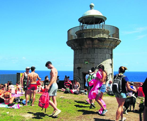 Santoña solicitará a Puertos actuaciones de mejora en el faro del Caballo y su entorno