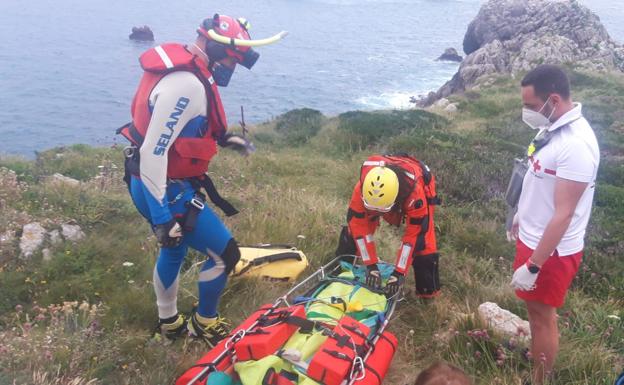 Una mujer con fractura de tobillo, evacuada en helicóptero de la playa de Somocuevas