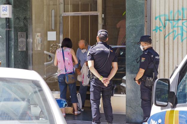 Sanidad centra sus esfuerzos en controlar el brote de coronavirus en el edificio de Castilla-Hermida