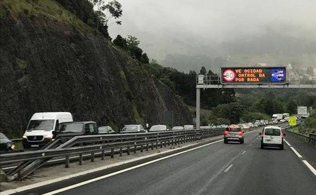 Retenciones en la A-8 en dirección a Bilbao por una colisión múltiple en Castro