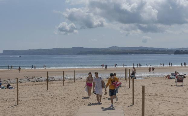 El Ayuntamiento de Santander redistribuirá la arena de las playas aunque Costas no se lo ha autorizado