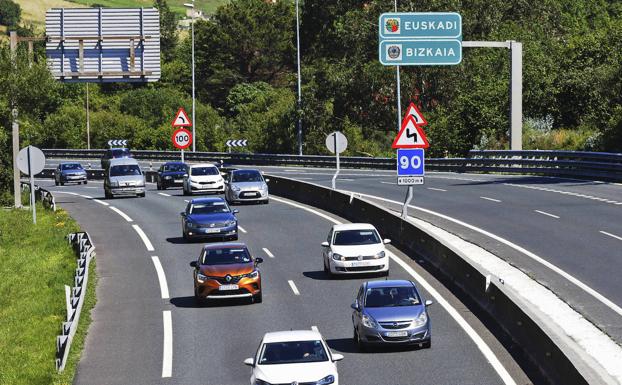 Una furgoneta camuflada, 16 radares y un dron vigilan las carreteras en la operación salida