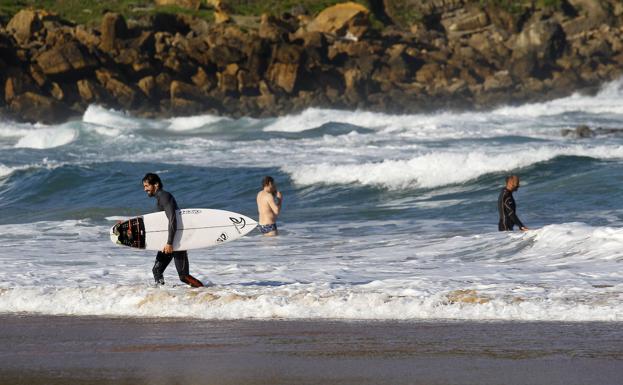 Suances regula los accesos a la playa de Los Locos al no hacer uso de las mascarillas gran parte de los usuarios