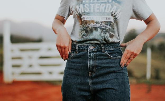 El truco viral para quitar una talla a los pantalones que utilizan las 'influencers'