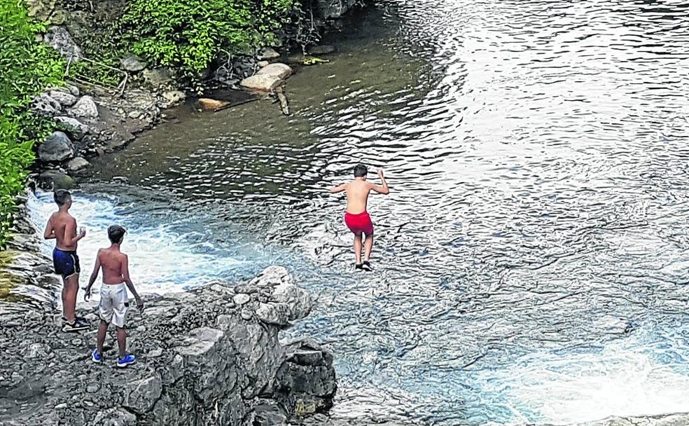 A falta de piscinas, a mojarse al río