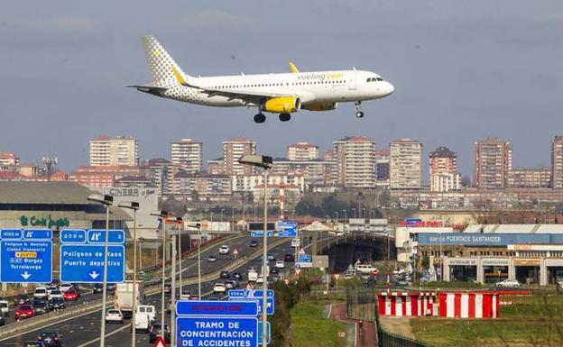 Viajeros de Vueling critican a la compañía por cancelar vuelos que seguían a la venta en su web