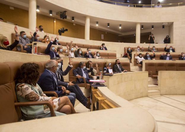 El Parlamento cántabro, el primero de España en irse de vacaciones