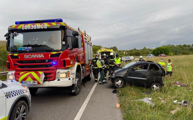 Dos heridos tras el volcar el coche en el que viajaban en Comillas