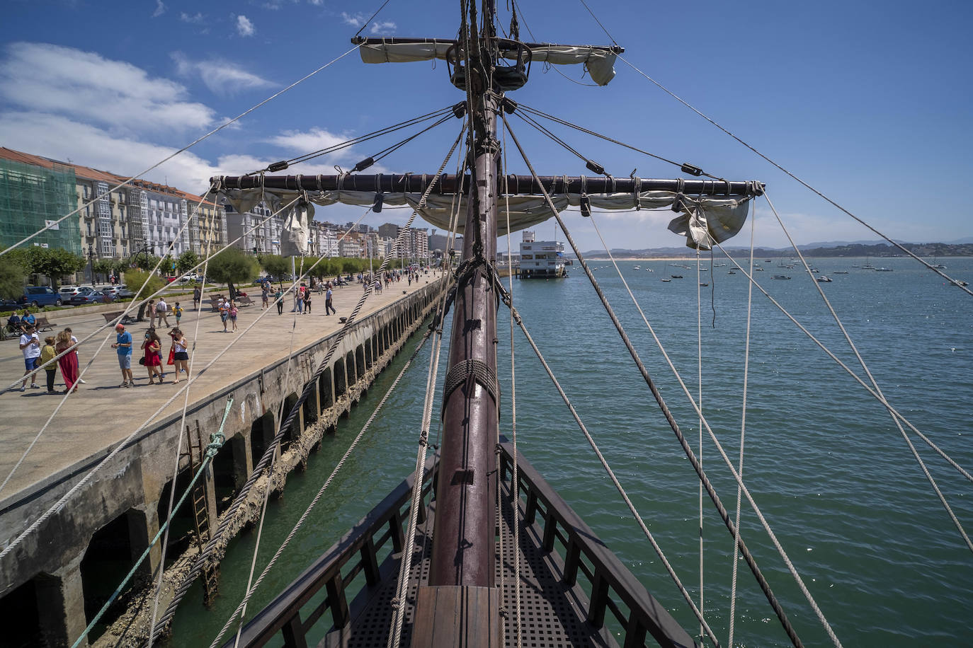 Comienzan las visitas al Galeón Andalucía, atracado en Santander