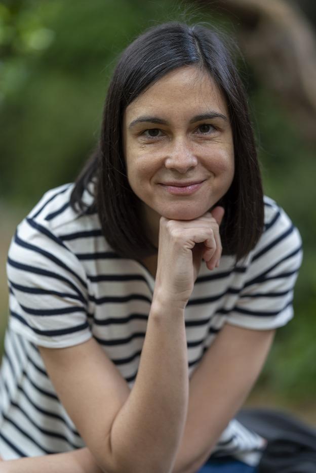 «Ser mujer y escritora te hace renunciar a cosas esenciales de tu vida personal»