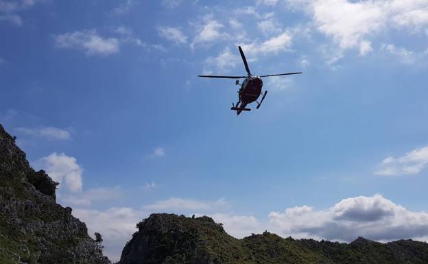 El helicóptero de 112 rescata a un padre y su hija que se quedaron enriscados en pico Candina