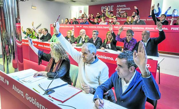 El PSOE, entre el fuego amigo del socio regionalista y el enemigo de los populares