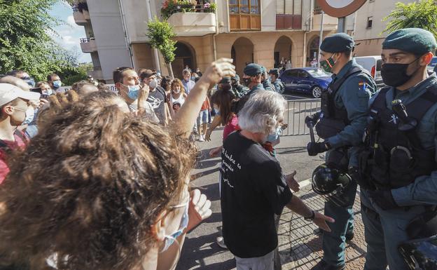 Suspendido en medio de una fuerte tensión el desahucio de una familia en El Astillero