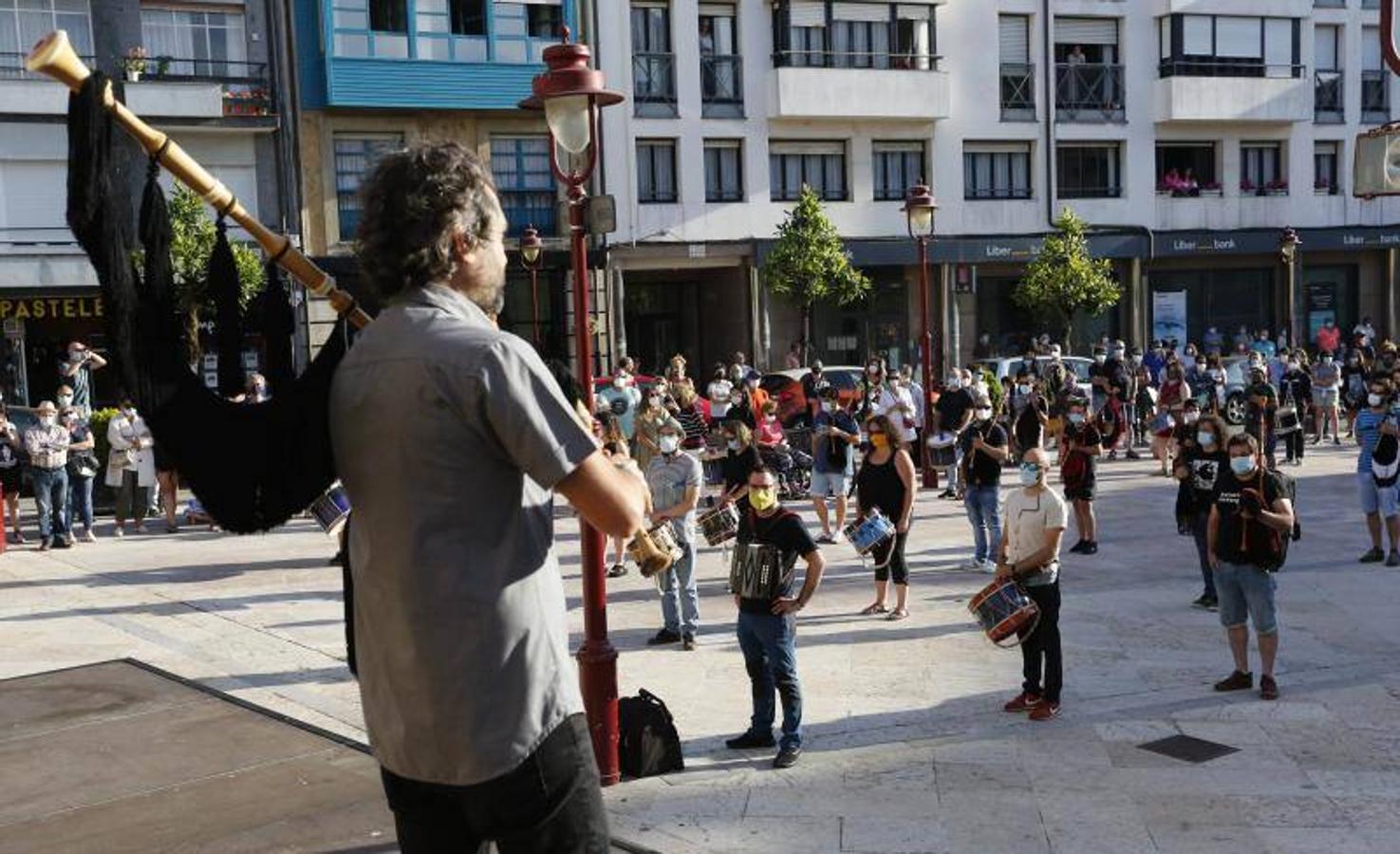 Amigos y familiares en la despedida a Solares al ritmo de las gaitas