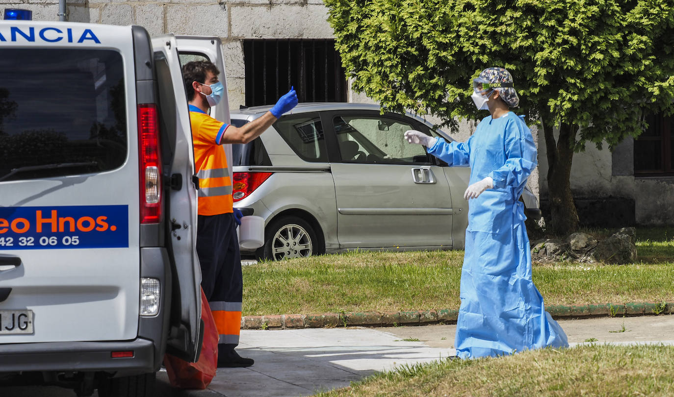 Recogida de muestras PCR a los marineros confinados en el albergue de Solórzano