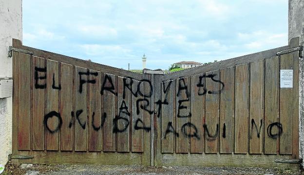 El rechazo al proyecto de colorear el faro de Ajo llega hasta la finca con pintadas vandálicas