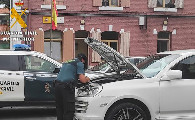 La Guardia Civil detiene a una pareja por estafar a dos concesionarios de coches